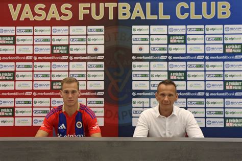 Vasas fiatal labdarúgók az edzőkkel