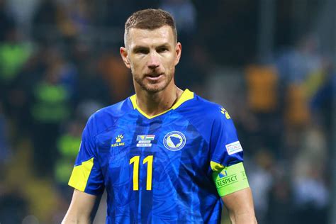 Edin Dzeko gólt ünnepel
