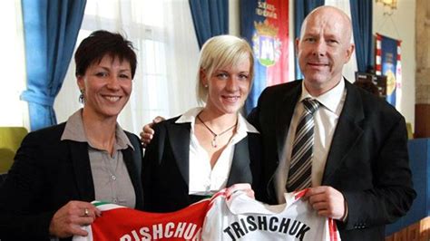 Triscsuk Krisztina állampolgársági eskütételkor Siti Beával és Karl Erik Böhn-nel.