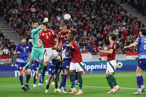 Az Osasuna csapata ünnepli a gólt a Real Sociedad ellen