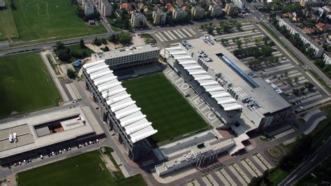 A győri stadion átépítés közben, a tető alatti kezelőjárdával