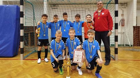 A Kolláth Béla Emléktorna logója és futballpályák térképe