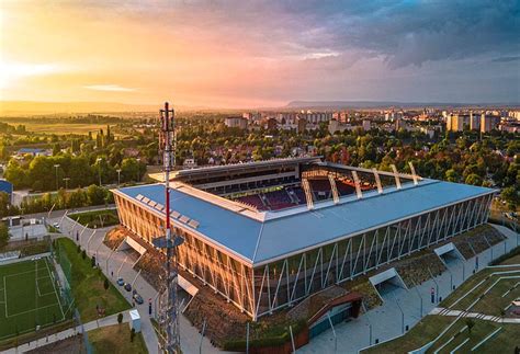 Családok és szurkolók a stadionban