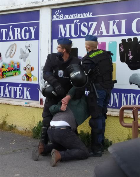 Rendőrök és szurkolók összecsapása futsalmeccsen
