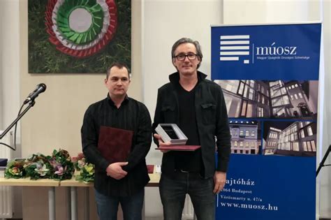 Egyedi gyártású doboz, amiben Tasnádi bevizsgált és 1/1 lapjai vannak. Fotó: Huszti István / Telex