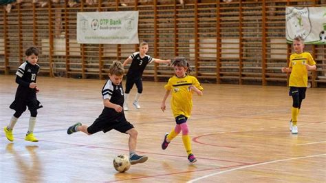 Példa kép: Idősebb korosztály sportol egy szabadtéri eseményen