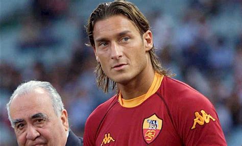 Francesco Totti a Roma mezében, ünneplő pillanatban
