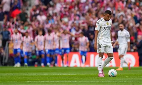 A Real Madrid és az Atlético Madrid közötti intenzív derbi mérkőzés akcióban