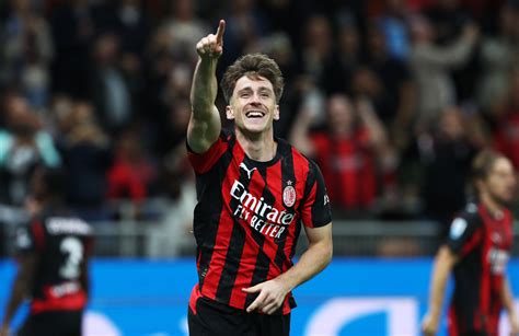 AC Milan játékosai ünneplik Alexis Saelemaekers gólját a Napoli ellen