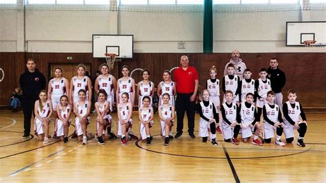 Fiatalok kézilabdáznak sportcsarnokban
