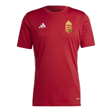 nemzeti színek és Adidas logó a sportfelszerelésen