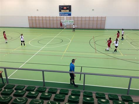 Lányok futsaloznak egy iskolai tornateremben