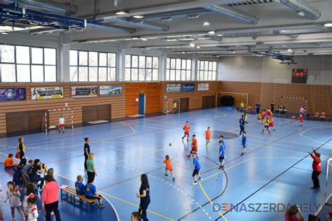 Fiatal kézilabdások edzésen egy kapusedzővel