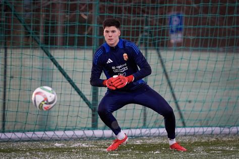 Kapusedző magyarázza a taktikát egy fiatal kapusnak