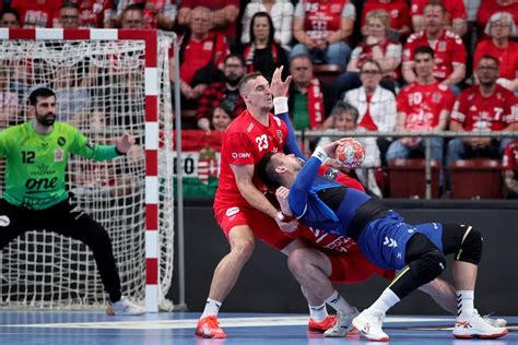 küzdelem a kézilabda pályán