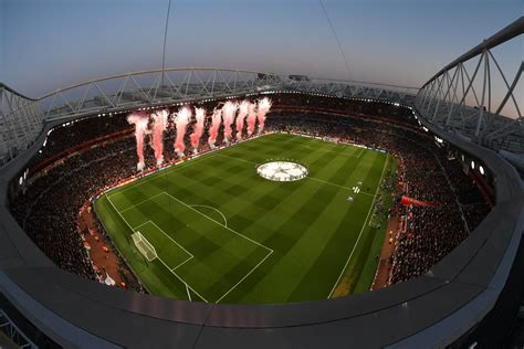 Emirates Stadium látképe egy esti mérkőzésen