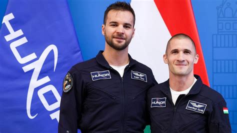 Űrhajósok látogatása sportcsarnokban