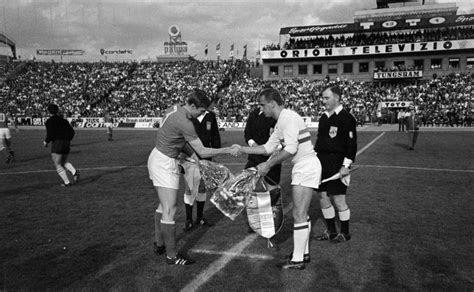 A magyar és finn csapatkapitányok virágcseréje az 1951-es mérkőzés előtt