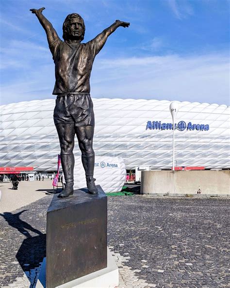 Gerd Müller szobra az Allianz Arénánál