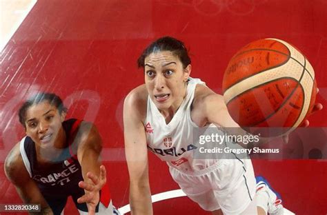Jelena Brooks kosárlabdázó mezben