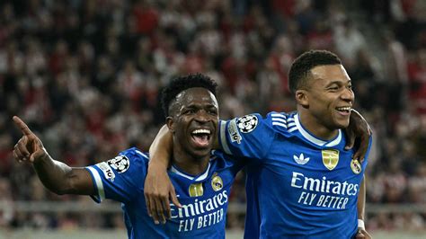 Real Madrid és Atlético Madrid játékosok a pályán
