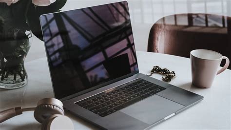 Klasszikus újság és modern digitális hírportál egymás mellett