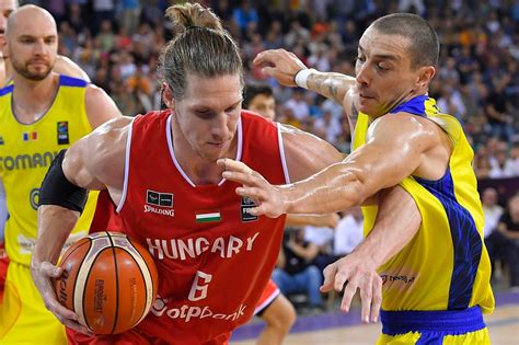 Kosárlabdázók küzdenek a labdáért