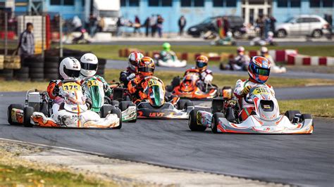 Gokart versenyzők a rajtrácson