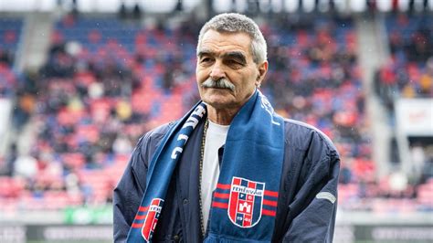 Koszta János korabeli csapatképe a pályán