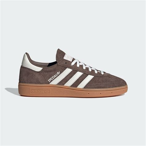 Az Adidas Handball Spezial jellegzetes hasított bőr felsőrésze és gumitalpa