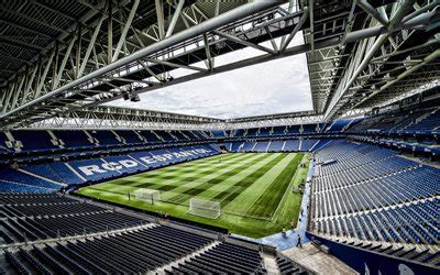 Az RCDE Stadion belső tere, a pálya és a lelátók