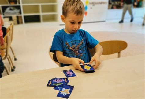 Gyerekek különböző érzelmeket mutató kártyákkal játszanak