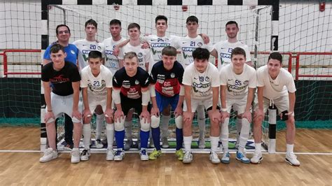 fiatal futsalosok mérkőzés közben