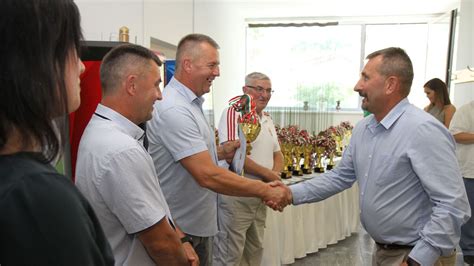 serlegátadó ünnepség a sportpályán