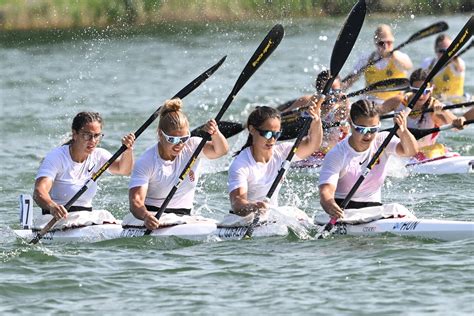 Kajak-kenu versenyzők rajtolnak