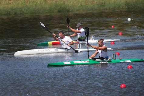 Parakajak versenyzők a vízen