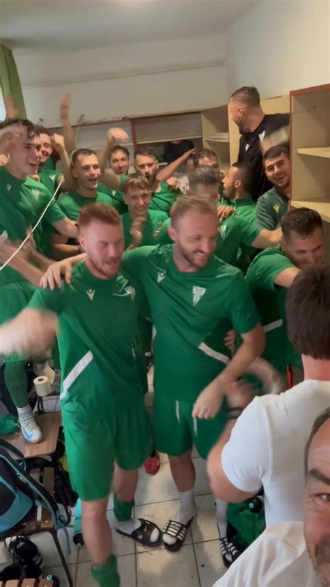 Futballbíró egy mérkőzésen, nehéz döntést hozva