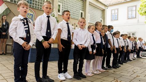 Diákok sportolnak az iskola udvarán