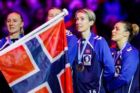Katrine Lunde Görbicz Anitával szemben