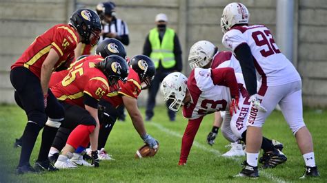 Női amerikai futballcsapat edzés közben