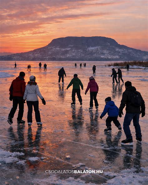 Fiatalok strandröplabdáznak naplementében