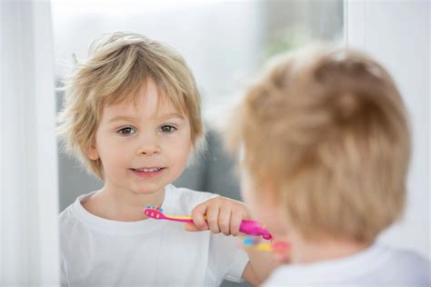 Gyermekek fogat mosnak zenére