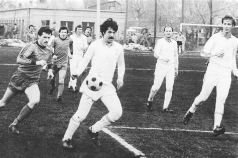 Bódi Zoltán átveszi a Magyar Kupa trófeáját Buda István államtitkártól, 1984-ben. Jobbján Juhász Gyula, balján Tieber László.