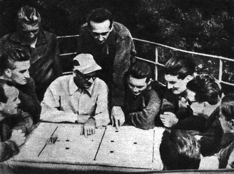 Rajki Béla szövetségi kapitány magyarázza a legfontosabb megoldásokat az olimpiára készülő válogatottnak 1952-ben
