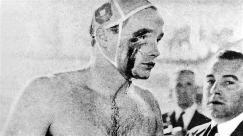 Zádor Ervin véres arccal a medencében az 1956-os Melbourne-i 