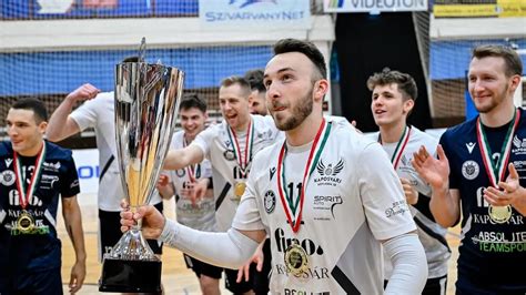 A Kaposvári férfi röplabda csapat ünneplése a korai sikerek idején
