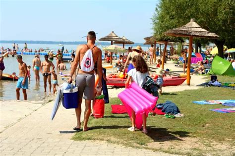 Különböző vízi sporteszközök egy balatoni strandon