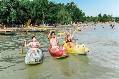 Családok vízi kosárlabdáznak a Balatonon