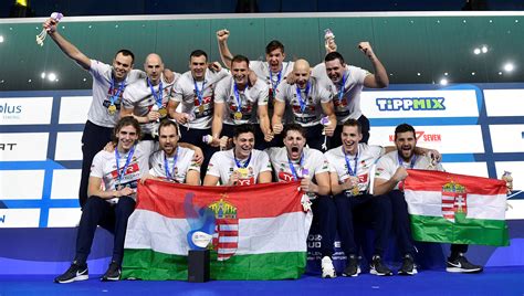 Az Európa-bajnok magyar válogatott ünneplése a trófeával