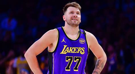 Luka Doncic kosárlabdázik